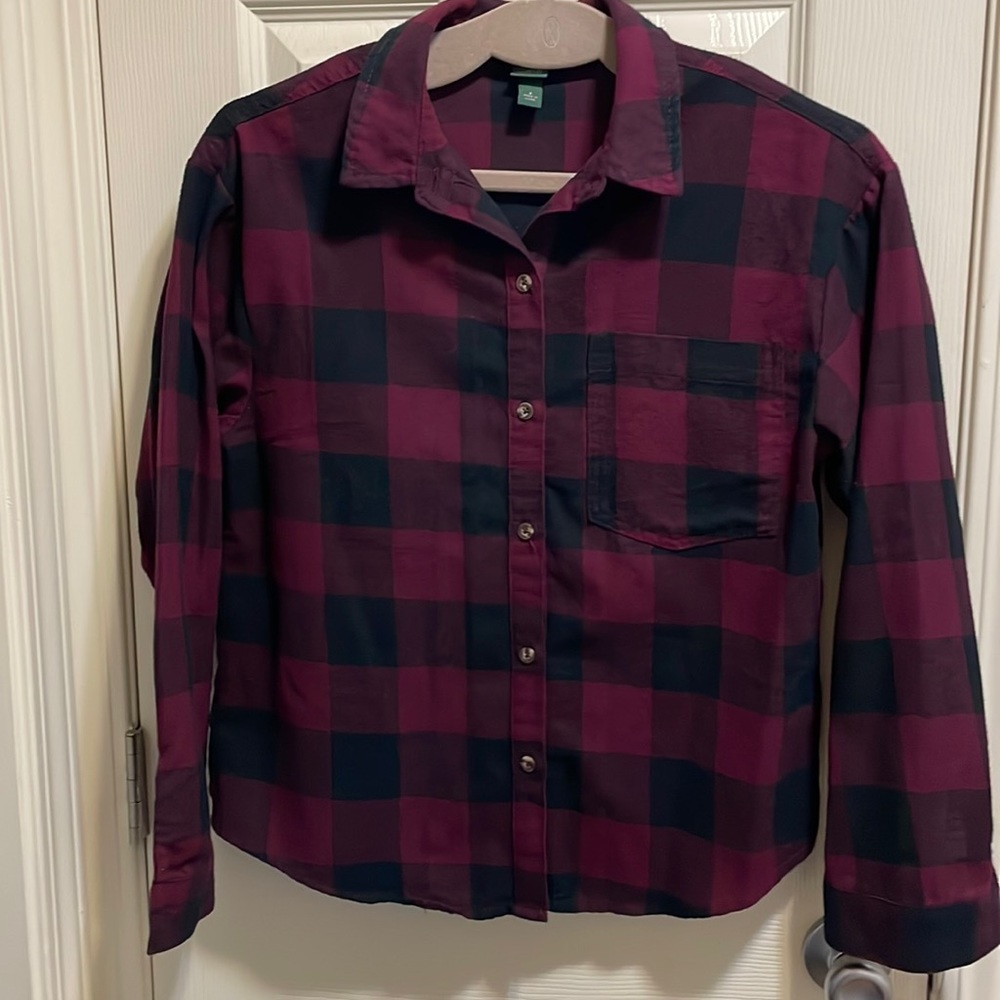 Woman’s Wild Fable maroon and black plaid button up size small. Very cute!